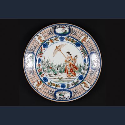 Porseleinen Pronkbord met decor van parasoldames, Japan