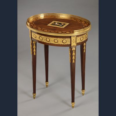 Ovaal Russisch tafeltje, vermoedelijk Sint Petersburg