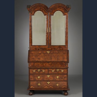 Engels Topbureau met Dubbelgebogen Kaplijst