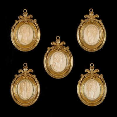 Vijf Italiaanse ovale ivoren portretmedaillons met Romeinse keizers