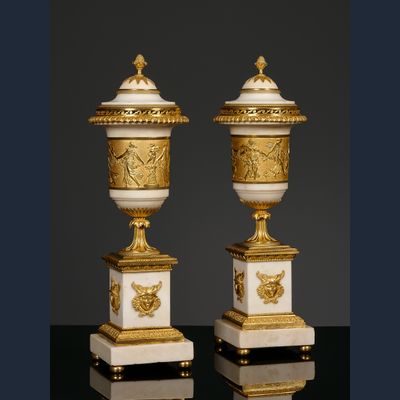 Paar Franse Directoire sierurnen