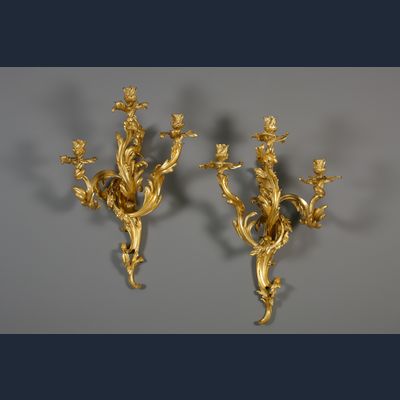 Paar grote drie-armige Franse Louis XV-stijl appliques