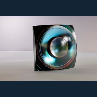 Laszlo Lukasci (Boedapest 1961), geslepen massief glazen meerkleurig object, 1996