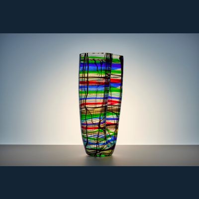 Lino Tagliapietra (Murano 1934) , Notte del Redentore, blankglazen vaas met meerkleurige horizontale en verticale glasdraden