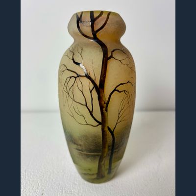 Muller Frères, ca.1910. Cameo-glazen vaas met decor van bomen.