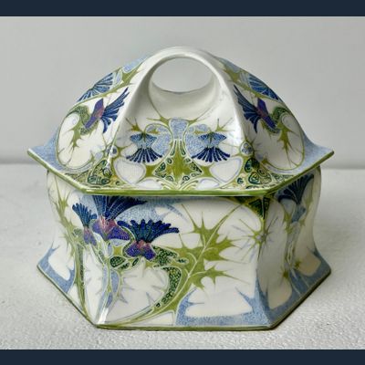 Rozenburg, Art Nouveau eierschaal porselein bonbonniere, 1904. Schilder JW van Rossem.