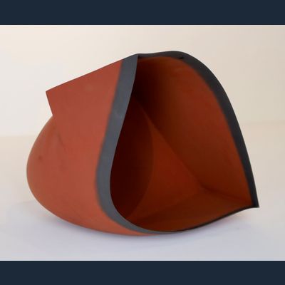 Wouter Dam, (1957), sculpturaal terracotta object met zwarte  rand, 1995