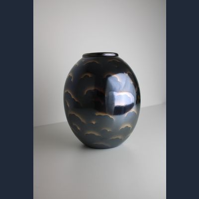 Villeroy en Boch, Luxemburg, ca. 1920, Art Deco Vaas met donkere achtergrond en metallieke decoratie