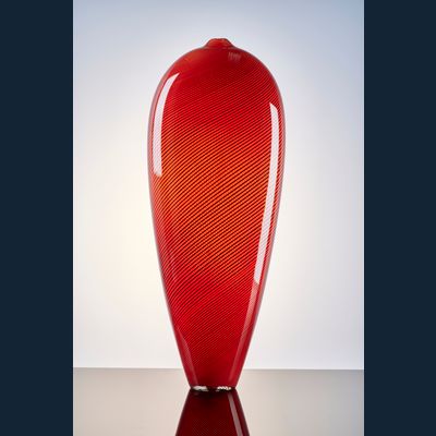 Lino Tagliapietra (Murano 1934), zeer grote, rode glazen vaas met zwart filigrano