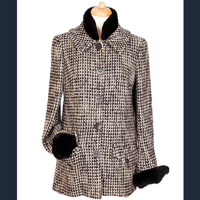 Chanel Tweed Jas met Nertsen Kraag en Manchetten