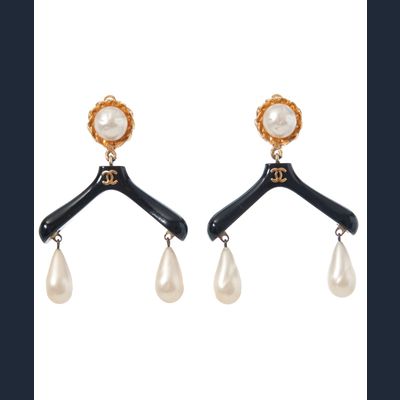 Chanel Oorclips in de Vorm van Kleerhangertjes