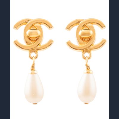 Chanel Oorbellen met Parel