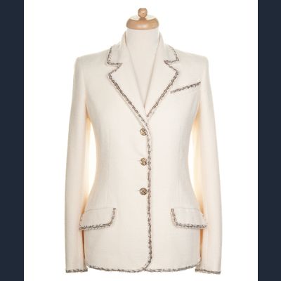 Chanel Ivoorkleurig Bouclé Jasje met Contacterende Biesafwerking