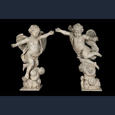 Een paar houten engelen