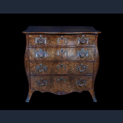 Een Hollandse wortelnoten commode