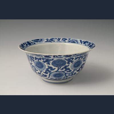 A Chinese porcelain klapmuts bowl