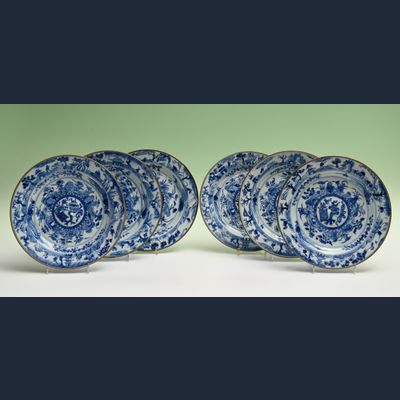 Een set van zes Chinese porseleinen borden