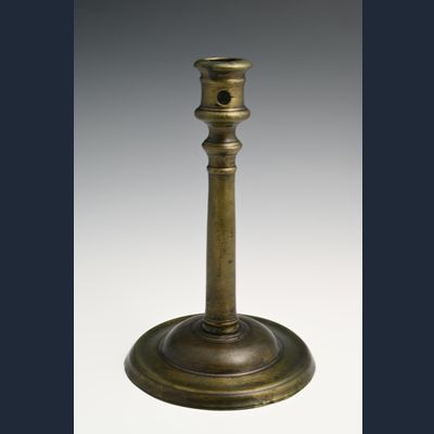 Een Franse bronzen kandelaar