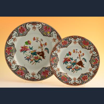 Twee Chinees porseleinen Famille Rose schotels