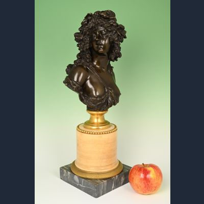 Een bronzen buste, voorstellende een Bacchante.