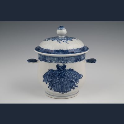 A Chinese porcelain sugar candy pot with cover