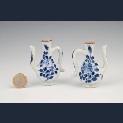 Een zeldzaam stel Chinees porseleinen miniatuur kannetjes.