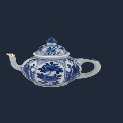 Een miniatuur Chinees porseleinen theepotje.