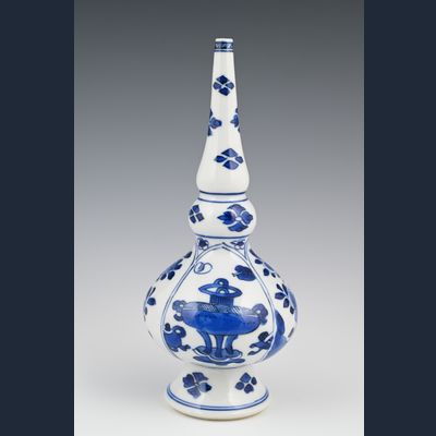 Een Chinese porseleinen sprenkelaar