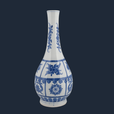 A Chinese porcelain vase