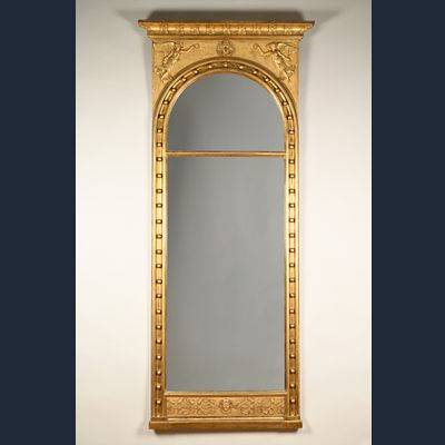 Een grote Empire spiegel.