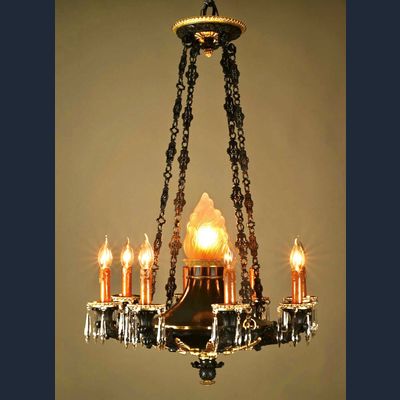 Een bronzen Empire stijl kroon