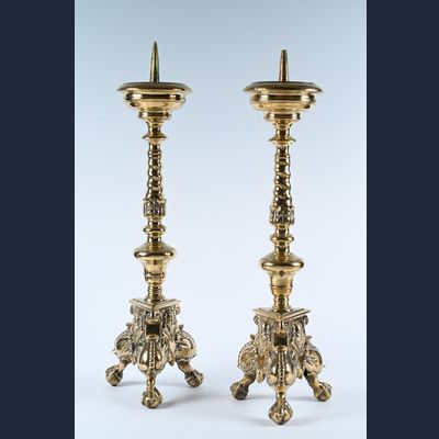 Een stel 17de eeuwse bronzen kandelaars