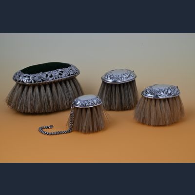 Vier borstels met zilveren montering, 1500,- voor de set.