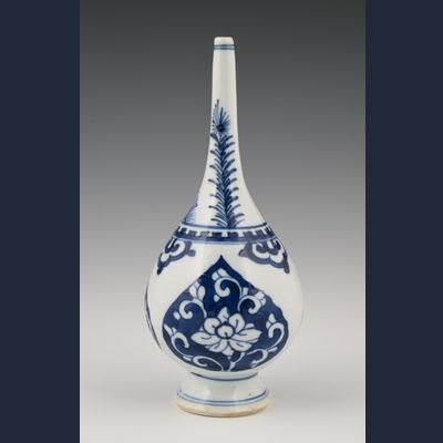 Een Chinese porseleinen sprenkelaar