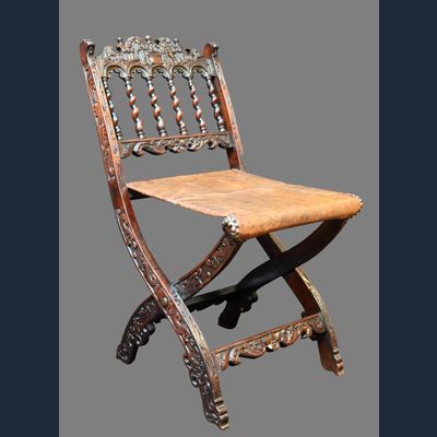 Een notenhouten kerkstoeltje