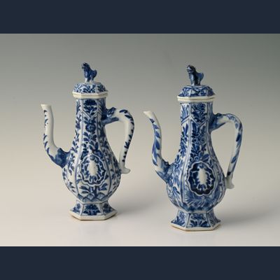 Een stel Chinees porseleinen schenk kannetjes