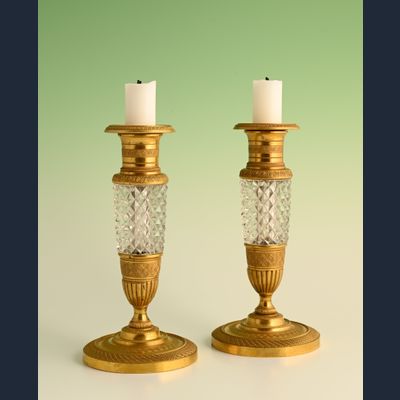 Een stel Empire kandelaars