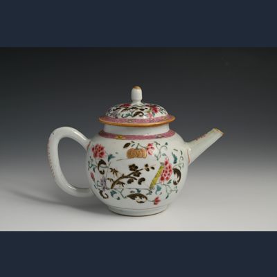 Een Chinees famille rose theepot