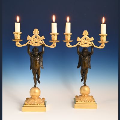 Een stel Empire kandelaars