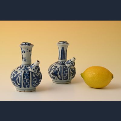 Een paar Chinees porseleinen Kendi's