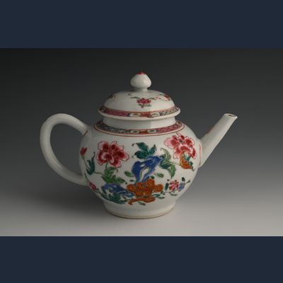 A Chinese Famille Rose teapot