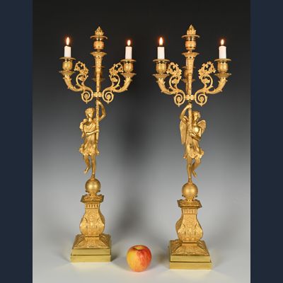 Een stel grote Empire kandelaars