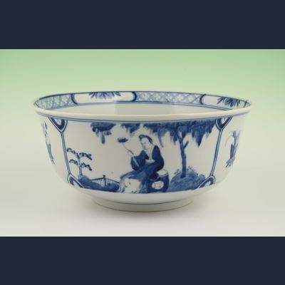A pair of Chinese porcelain bowls