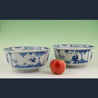 A pair of Chinese porcelain bowls