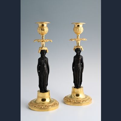 Een stel Empire kandelaars