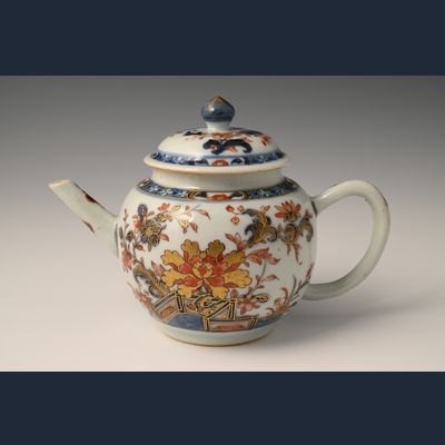 Een Chinees porseleinen Imari trekpot met floraal decor