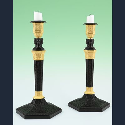 Een stel Empire kandelaars