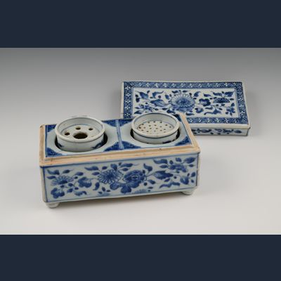 Een zeldzaam Chinees porseleinen inktstel.