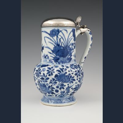 Een Chinese porseleinen kan met zilveren deksel