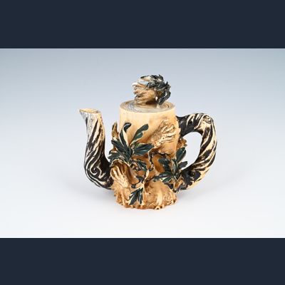 Een Chinees mammoet-ivoren theepotje.